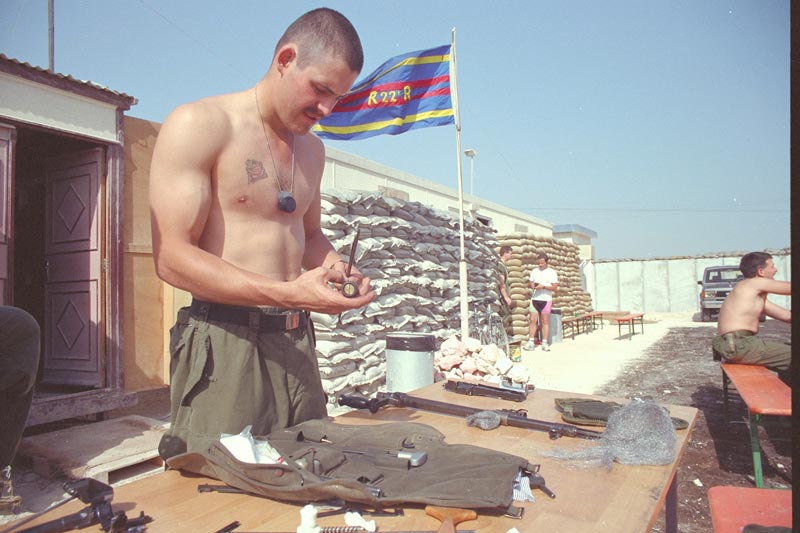 Private Alain Maréchal cleans his weapon in front of the Royal 22e Régiment headquarters at the ‘Canada Dry 2’ base in Qatar. February 25, 1991.