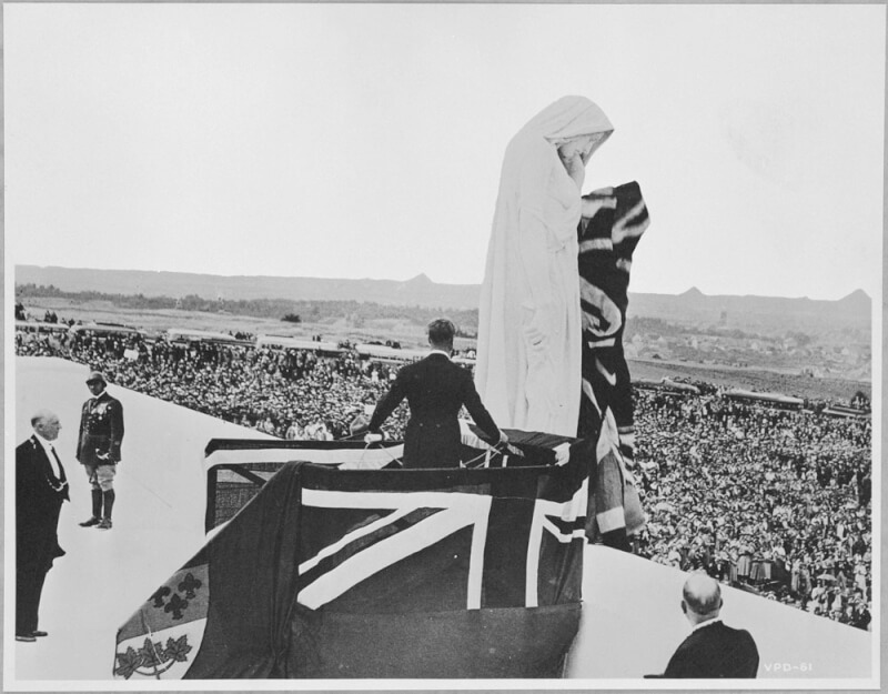 King Edward VIII unveiling the figure of Canada on the Vimy Ridge Memorial on July 26, 1936.
[LAC/PA-148880]