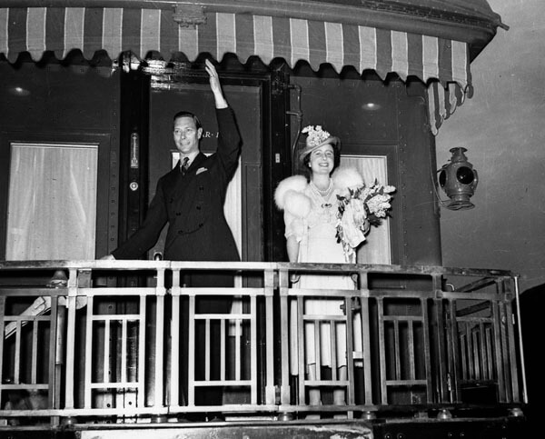 King George VI and Queen Elizabeth on the platform of the Royal Train which carried them across vast parts of Canada during their 1939 royal tour. (William Lyon Mackenzie King /LAC/PA-203283)